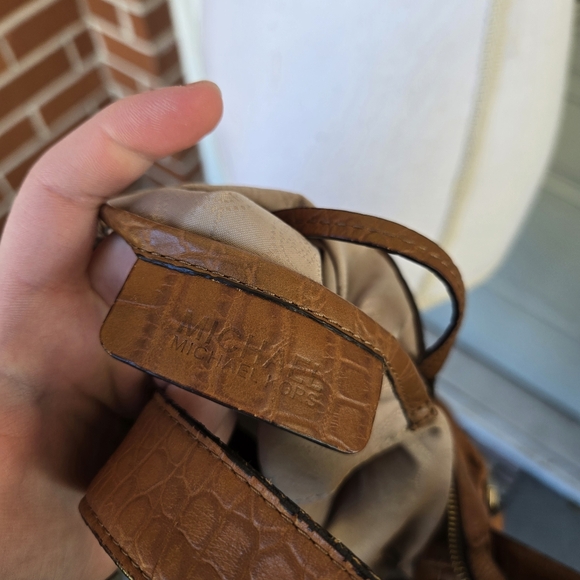 Michael Kors Beverly Shoulder Bag Camel - Picture 7 of 10